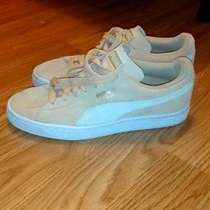 Puma Women's 7 Creme Colored Suede Walking Shoes